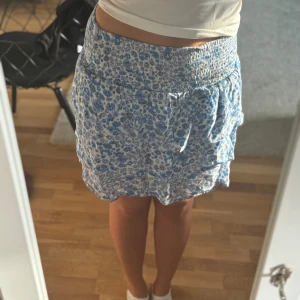 Volang kjol Bikbok - Gullig volangkjol från bikbok som inte används längre. Går bra att ha som topp också, kontakta via intresse eller köp 😊