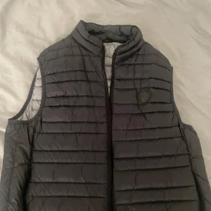 Armani exchange väst - Säljer min armani exchange väst pågrund av att jag inte har den till användning, skicket är 8/10. (Tveka inte vid frågor)