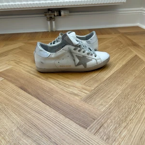 Golden Goose Super Star storlek 43 - Nästan nyskick och försiktigt använda. Riktigt feeta skor som passar inför skolstarten. Inget Og med då dom är köpta för ganska länge se🔥🔥🙌🏽
