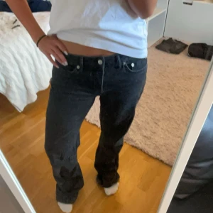 Svarta lowwaist jeans - Suuupersnygga jeans från Lager157 i modellen ICON ❤️❤️💕💕 lågmidjade och i en skit snygg svart färg, väldigt långa i benen också och är sparsamt använda. Nypris 400kr skriv för frågor annars tryck på köp nu 🥰🥰