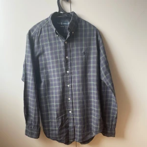 Ralph Lauren Skjorta - Säljer denna rutiga skjorta från Ralph Lauren | Storlek Medium, classic fit | Mycket fint skick 👍  Fler skjortor, pikétröjor och annat till bra pris finns på min profil!