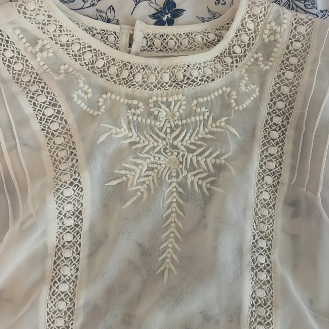 Genomskinlig blus  - 91