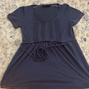 Kappahl  - Fin kappahl blus i en blå färg med brodyr/spets med band som knyts. I storlek s eller 36/38