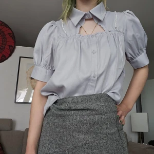 Jirai kei topp - Grå blus med pärlor från japanska märket abc un face. Pärlorna går att ta loss. Lapp finns kvar, står storlek "free size" men uppskattar den till 36-38 eller S/M.