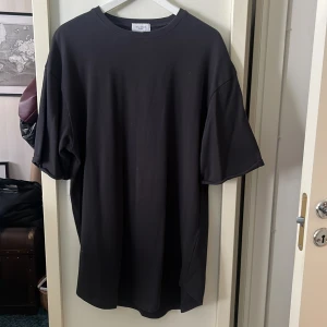 Svart t-shirtklänning  - Svart t-shirtklänning i storlek XS från Bik Bok