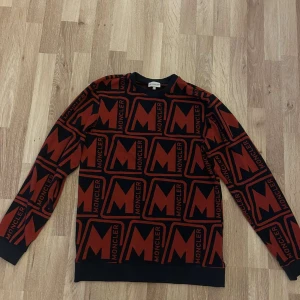 Moncler crew neck - En snygg Moncler crewneck tröja med Moncler mönster i storlek L. Den är aldrig använd. Herrmodell, säljer åt min systers pojkvän😍