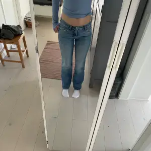 lowrise jeans med straight fit väldigt trendiga. ljusblå perfect jeans från gina tricot🙌🏻