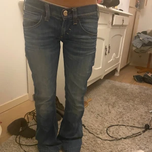 Miss Sixty jeans - Lågmidjade och utsvängda tvärsnygga Miss Sixty jeans i storlek S! Be gärna om fler bilder för att visa märket!