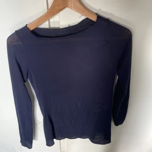 Skriv gärna privat vid frågor!  - Intimissimi tröja i marinblå! Storlek S, bra skick använd 2-3 gånger. 