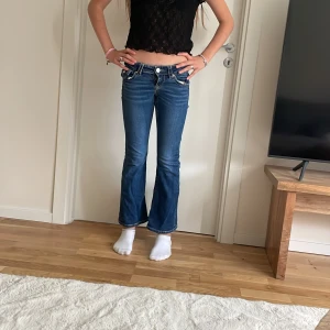 Jeans mörkblåa orange söm - Bra skick