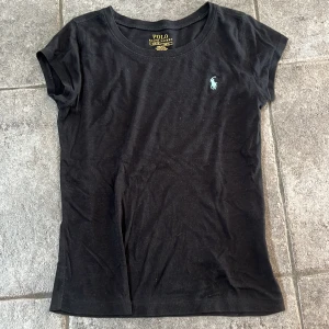 Ralph lauren T-shirt - Väldigt bra skick, säljer pågrund av att den är för liten!