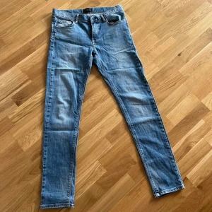 J Lindeberg jeans - Säljer mina j Lindeberg jeans då de inte passar längre. Riktigt skön blå färg utan deffekter.