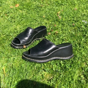 90s platforms i äkta skinn <3 - svincoola klassiska 90talsplatåskor, storlek 39 från märket rossini. det  smärtar mig verkligen att behöva sälja dem men de passar inte mig💔
