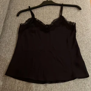 Spetslinne - Spetslinne som formar kroppen Använt fåtal gånger Nypris 300kr 