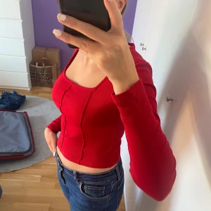 Långärmad tröja  - Säljer denna fina röda långärmade croppade tröjan! Jättebra skick, endast använd ett par gånger💕Pris kan diskuteras💕