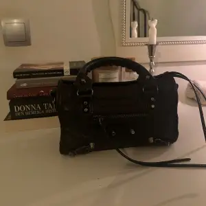 INTRESSEKOLL på min balenciaga liknande väska! Har en defekt se andra bilden. Tycker dock att en sådan defekt ger väskan utseendet av en riktig city bag!