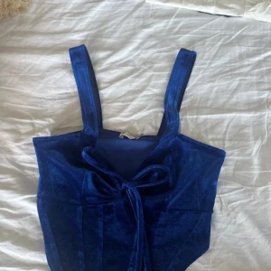 Blå topp med knytdetalj - Mycket bra skick, aldrig använd 