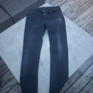Dondup George jeans - Tjena säljer nu dessa Dondup George jeans som är i mörk blå. Skicket är riktigt bra då de är oanvända. De är i storlek 32. Vid frågor är det bara att höra av sig! Mvh Isak 