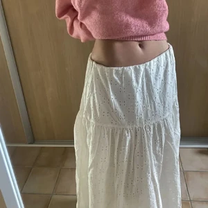 Långkjol  - Säljer denna långa vita kjol från Kappahl i storlek M. I bra skick andvänd fåtal gånger. Nypris 600💕 