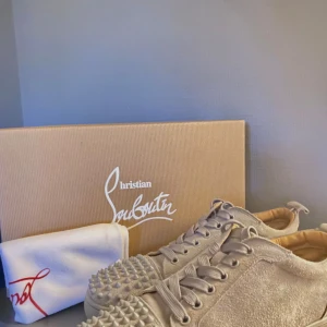 Christian Louboutin Skor  - Hej säljer ett par riktigt fetta loubs för ett extremt billigt pris. Kvaliteten är på topp och skicket är nästan som nytt  Dom är lite smutsiga på sulan men jag fixar det inann jag skickar iväg skorna!!! Hör av er vid minsta fundering 💭 