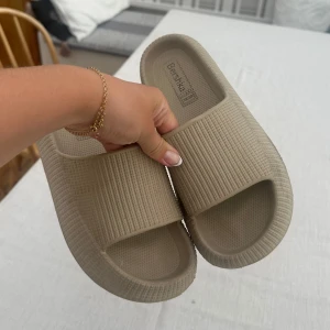 Happy flopps - Säljer dessa otroligt sköna tofflorna. Kommer tyvärr inte till användning längre. Storlek 38/39 men jag skulle säga att dem passar 37-40 ❤️Varsamt använda