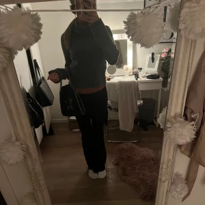 Stickad tröja - Stickad tröja me polo. Knappt använd💕