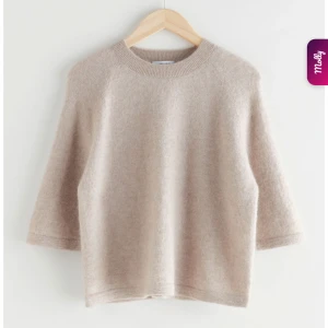 Trekvartsärmad tröja - Säljer en superfin tröja från other stories i färgen beige Tror jag har en lite äldre version som inte säljs längre dådet inte är samma färg som på de två första bilderna utan mer liknande färg som på sista bilden fast lite ljusare jättelite nopprig💗