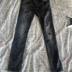 Dondup jeans  - säljer nu dessa feta och trendiga dondup jeans eftersom dom inte passar mig längre. Jeansen är i perfekt skick, hör av er vid intresse eller bilder🤩🤩