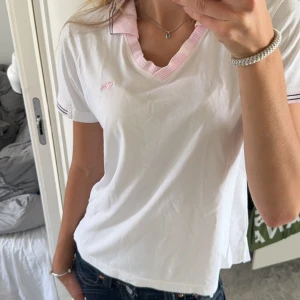 Burberry tröja - T-shirt från Burberry med rosa detaljer! Lite urtvättad vid kragen (se sista bilden) men inget man tänker på! Storlek L men passar mer S-M. Använd gärna ”köp nu” funktionen vid köp. 🥰