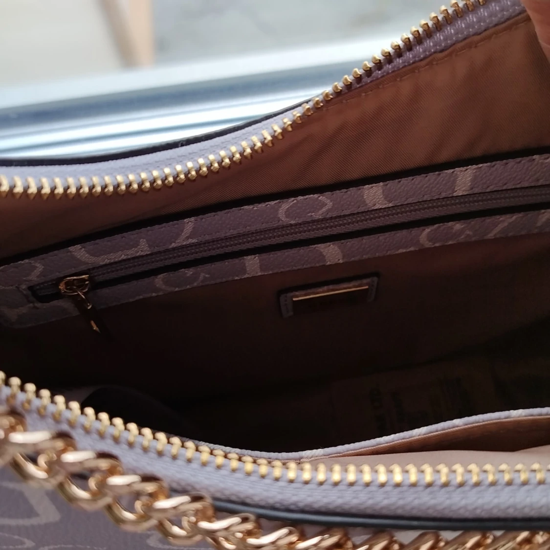 Grå axelväska från Guess - 3