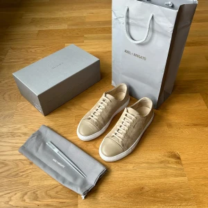 Arigato skor - Knappast använda mocka cap toe Arigatos strl 45. Inga defekter och allt ingår dustbag chopsticks osv(dm mig för mer information)