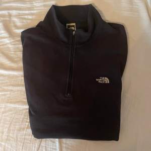 En svart quarter-zip fleecetröja från The North Face | Storlek Large | Nypris 700kr, mitt pris 199kr | Mycket fint skick 👍  Kolla in min profil för fler fina kläder till bra pris! Fler varor kommer inom kort ✅