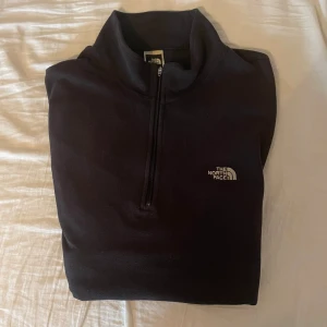 The North Face Fleece - En svart quarter-zip fleecetröja från The North Face | Storlek Large | Nypris 700kr, mitt pris 199kr | Mycket fint skick 👍  Kolla in min profil för fler fina kläder till bra pris! Fler varor kommer inom kort ✅