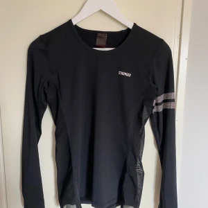 Träningströja Stronger - Långärmad träningströja från stronger med mesh på sidan. Storlek S och i mycket fint skick. Säljer då den är förliten. Hör görna av er vid frågor💕