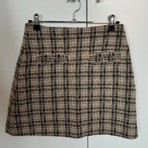 Tweed kjol - Tweed kjol från & Other Stories i storlek XS, dragkedja vid sidan ❤️ perfekt till hösten 😍