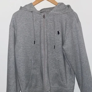 Ralph lauren zip hopdie - Säljer nu men Ralph lauren zip hoodie då den inte används, storlek S inga defekter. Skriv pm vid intresse eller frågor