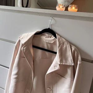 Jacka - tunn jacka,oanvänd!vet ej vart den är ifrån