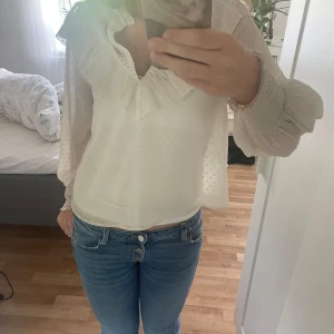 Vit blus - Jättesöt blus från zara som tyvärr inte kommer till användning längre pris kan diskuteras men vill helst ha 350💕