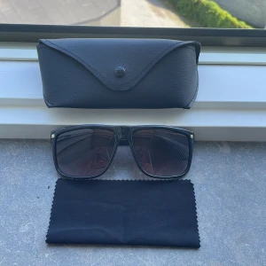 Solglasögon - Tjena! Säljer nu dessa feta rayban liknande solglasögona | Skick 10/10 helt nya inga defekter|  Case och puts duk tilkommer| kom privat vid intresse