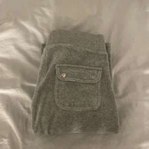 Gråa jucy byxor - Säljer domma fina jucy i storlek S. Aldrig använt och i fint skick💗💗💗