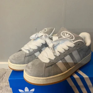 Addidas campus skor - Hej! Säljer mina super snygga addidas campus i färgen grå då de inte längre kommer till användning. Knappt använda så superbra skick! 💕💋