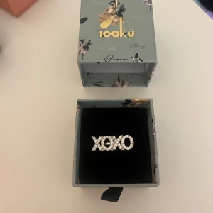 Statement sparkle ring - Ring från IOAKU, köpt juli 2024, använd en gång. Ringen är justerbar, säljer då den inte kommer till användning 💞💞