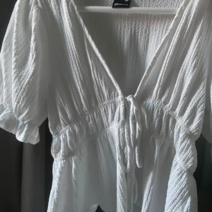 Blus - Säljer denna supersöta blus med knytning ifrån Gina tricot då den tyvärr inte kommer till användning🫶🏼 endast använd ett fåtal gånger så i nyskick! Strl xxs men skulle säga att den sitter mer som xs/s 💕 nypris - 329 kr