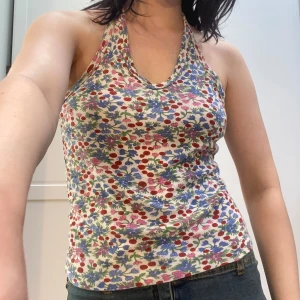 söt halterneck💕 - uppskattar till storlek S💕 bra skick bara en fläck med foundation men som går bort i tvätten!!