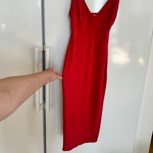 Klänning  - Senaste trenderna till tidlösa klassiker. outfits dresses för alla tillfällen cocktail, fest eller till någon harmonisk afton! 😍 stilfull elegant dress som formar sig efter din kropp. Känn dig snygg och stilig✨ 