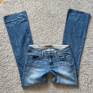 Lågmidjade bootcut jeans  - Jättefina vintage jeans från big star!💖Midjemått rakt över: 38 cm. Innebenslängd: 86 cm. Benbredd: 23 cm.