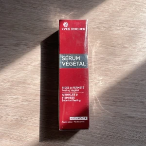 Sérum Végétal Wrinkles & Firmness Botanical Peeling - Sérum Végétal Wrinkles & Firmness Botanical Peeling från Yves Rocher. Denna produkt är avsedd för nattbruk och passar alla hudtyper. Den är formulerad för att rikta in sig på alla typer av rynkor för en synligt förbättrad och fastare hud.