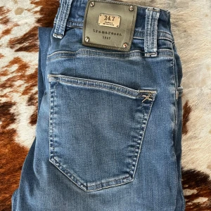 Tranarossa jeans - Slim jeans från Sartoria tramarossa i modellen Leonardo• Storlek 32•Ny skick• Nypris: 4000kr+