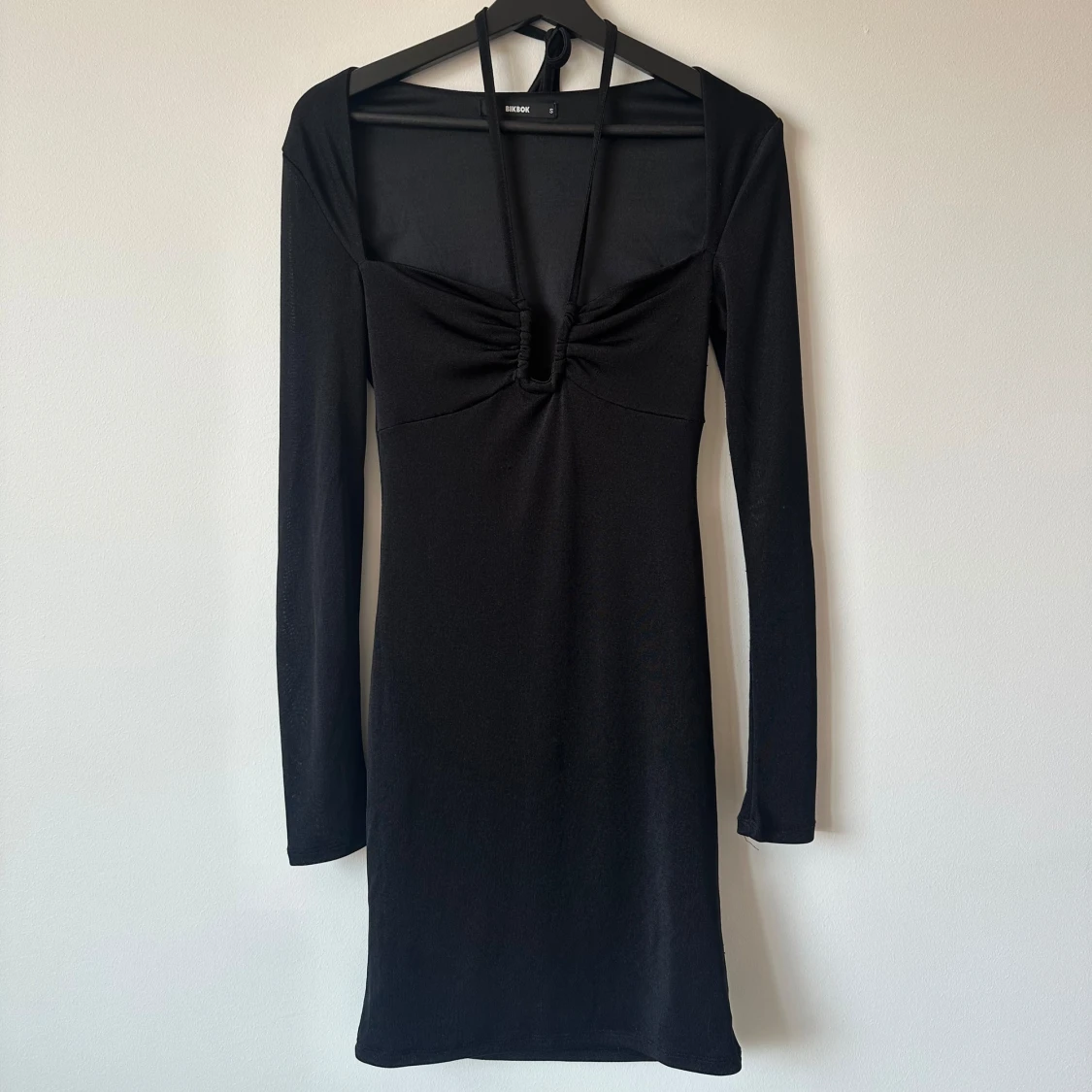 Svart klänning med knytning från BikBok.