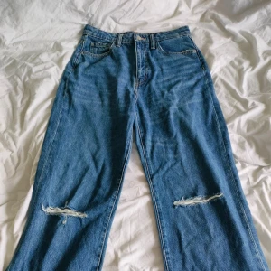 Jeans från Cubus storlek 29/32 - Fina jeans från Cubus med storlek 29/32.Ganska högmidjade och breda.